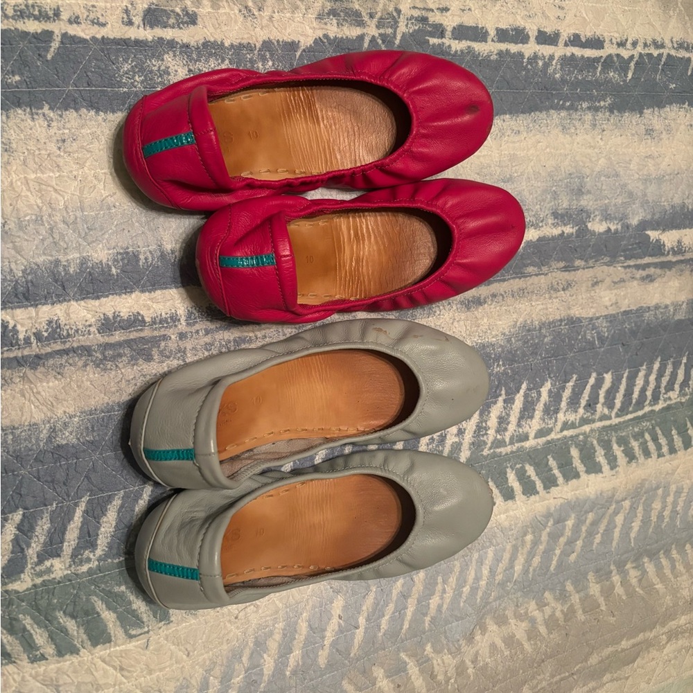 Gray pair of tieks